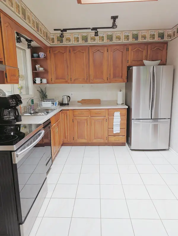 14 Lorraine DR, Hamilton, ON L8T 3R7