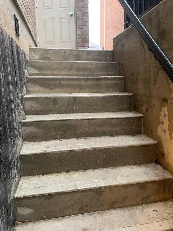 59 Golden Hawk DR, Hamilton, ON L8B 1W9