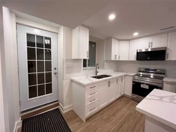 59 Golden Hawk DR, Hamilton, ON L8B 1W9