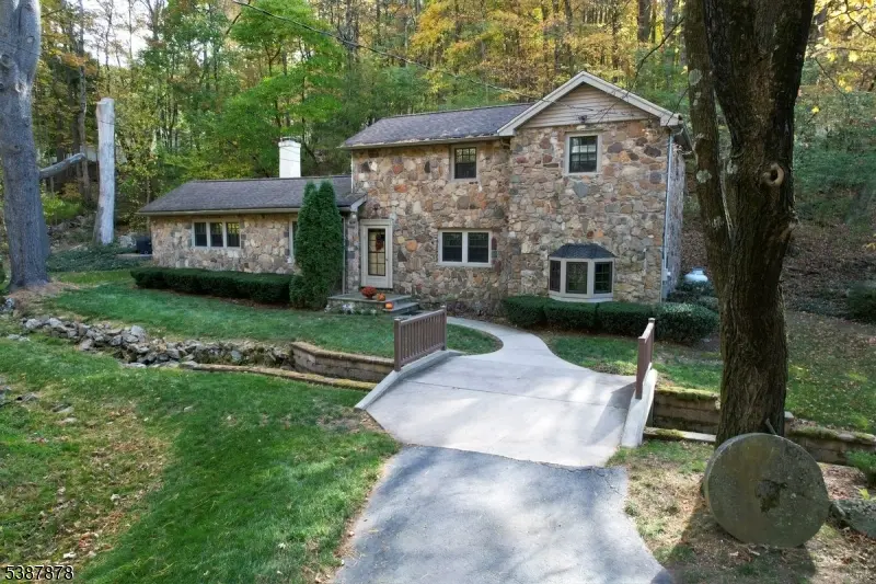 63 Sanatorium Rd, Glen Gardner Boro, NJ 08826