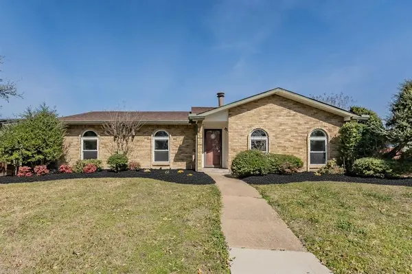 714 Woodlawn Lane, Grand Prairie, TX 75052