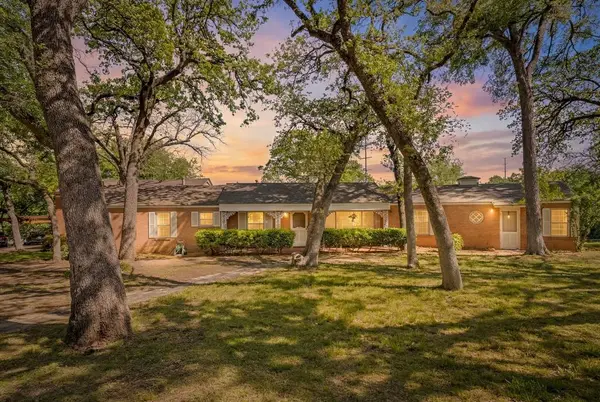 1504 Smilax Avenue, Fort Worth, TX 76111