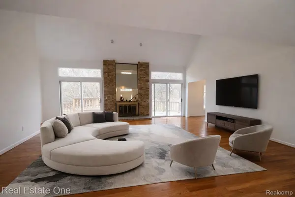 854 River Bend DR, Rochester Hills, MI 48307