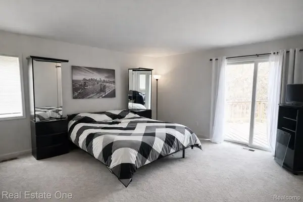 854 River Bend DR, Rochester Hills, MI 48307