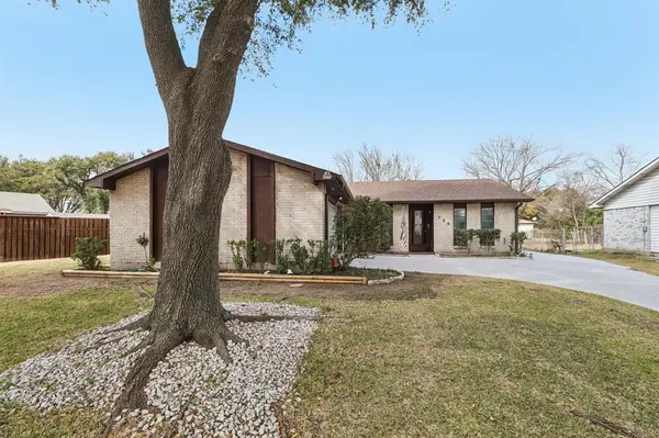 326 E Ferndale Lane, Grand Prairie, TX 75052