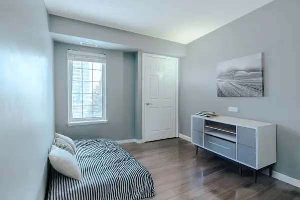 90 Aspen Springs DR #307, Clarington, ON L1C 5N4