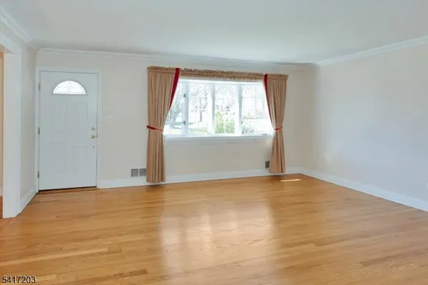 12 Wilson Ter, Waldwick Boro, NJ 07463