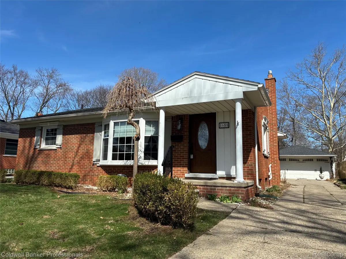 1655 Hazel ST, Birmingham, MI 48009