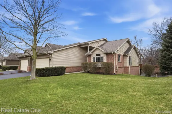 2264 Willow Tree DR, Brighton, MI 48116
