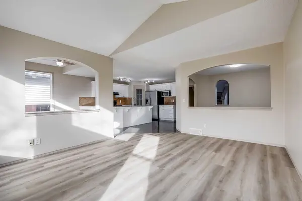 35 New Brighton MNR SE, Calgary, AB T2Z 4G8