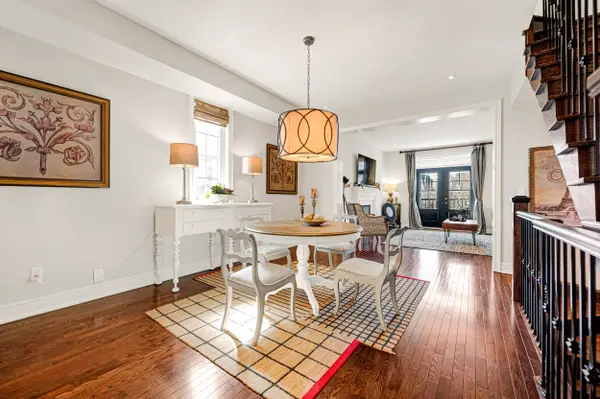 117 Nelson ST #1, Oakville, ON L6L 3J1