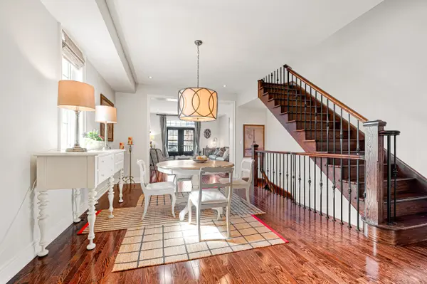 117 Nelson ST #1, Oakville, ON L6L 3J1