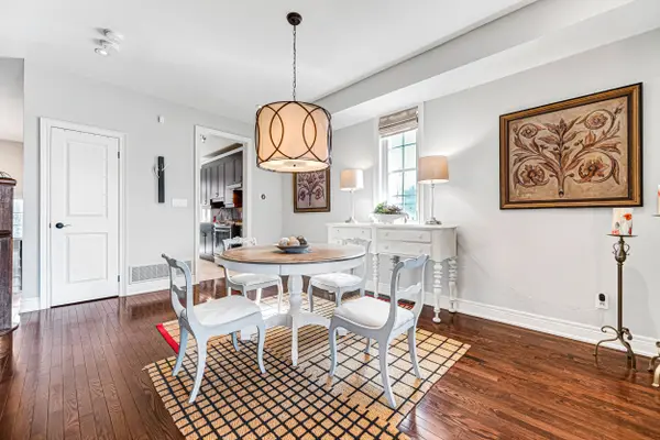 117 Nelson ST #1, Oakville, ON L6L 3J1