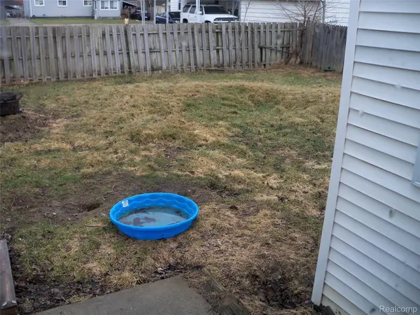 413 E Hemphill RD, Flint, MI 48507