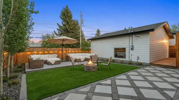 6308 Lacombe WAY SW, Calgary, AB T3E 5T3