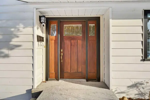 8416 7 ST SW, Calgary, AB T3R1T3