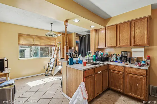 24691 Colgate ST, Dearborn Heights, MI 48125