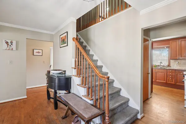 20600 Danbury LN, Harper Woods, MI 48225