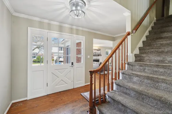 20600 Danbury LN, Harper Woods, MI 48225