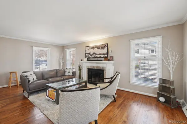 20600 Danbury LN, Harper Woods, MI 48225