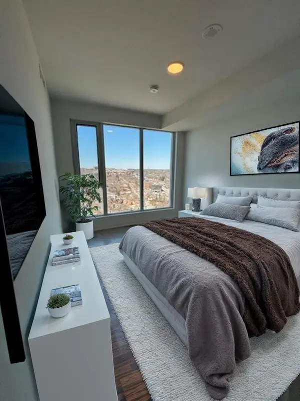 39 Mary ST #2402, Barrie, ON L4N 1S9