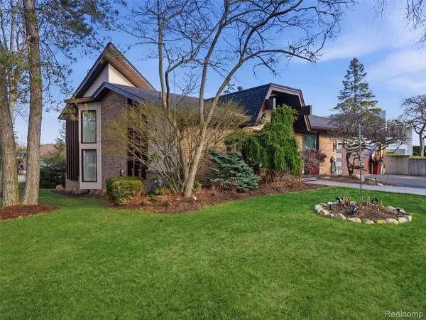 4749 Tara CT, West Bloomfield Charter Township, MI 48323