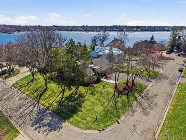 4749 Tara CT, West Bloomfield Charter Township, MI 48323