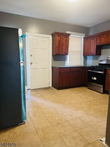 961 Lafayette St, Elizabeth City, NJ 07201