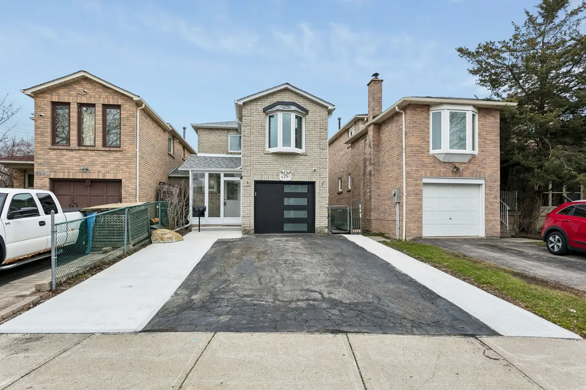 4291 Beacon LN, Mississauga, ON L5C 3V8
