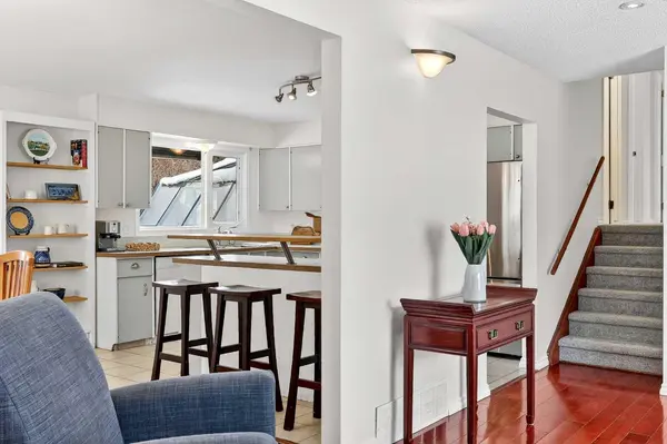 1323 University DR NW, Calgary, AB T2N 3Y8