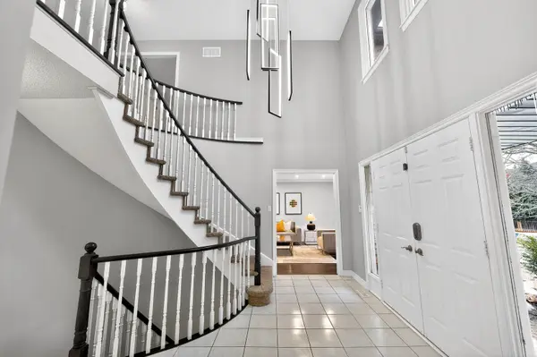 10 Mcclenny DR, Aurora, ON L4G 5P9