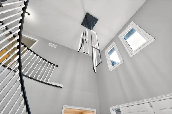 10 Mcclenny DR, Aurora, ON L4G 5P9