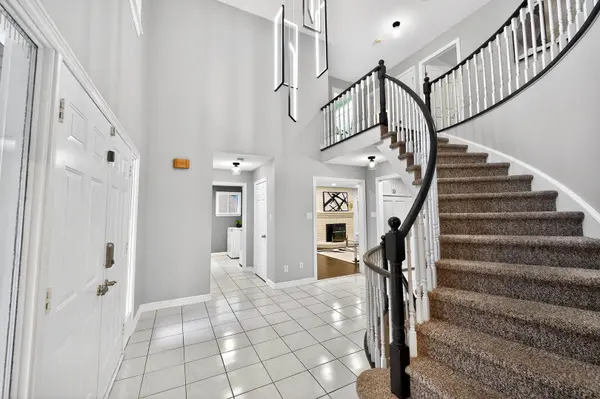 10 Mcclenny DR, Aurora, ON L4G 5P9