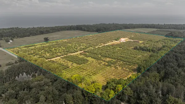 3089 Swaney RD, Peninsula Twp, MI 49686