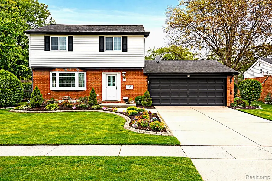 8452 Doncaster DR, Sterling Heights, MI 48312