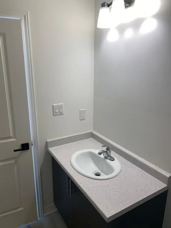 162 Glow AVE, Hamilton, ON L8H 3W2