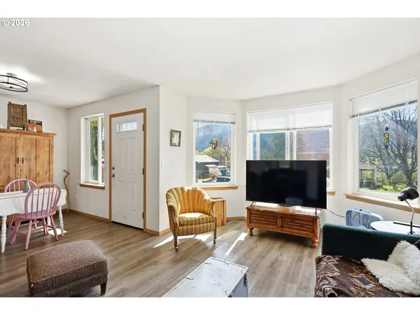 318 E Steuben ST, Bingen, WA 98605