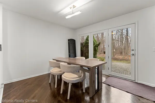 5303 Royal Vale LN, Dearborn, MI 48126