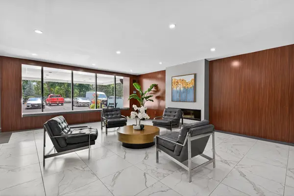 60 Inverlochy BLVD #211, Markham, ON L3T 4T7