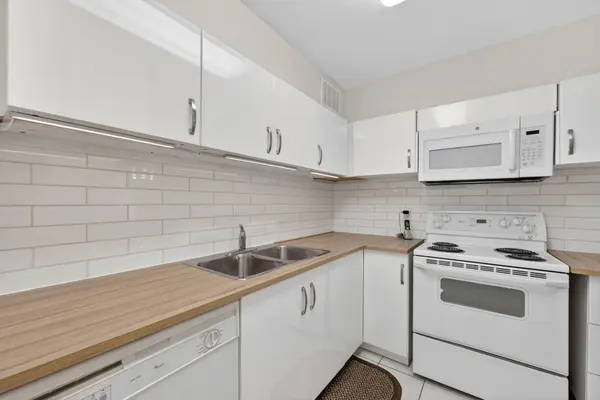 60 Inverlochy BLVD #211, Markham, ON L3T 4T7