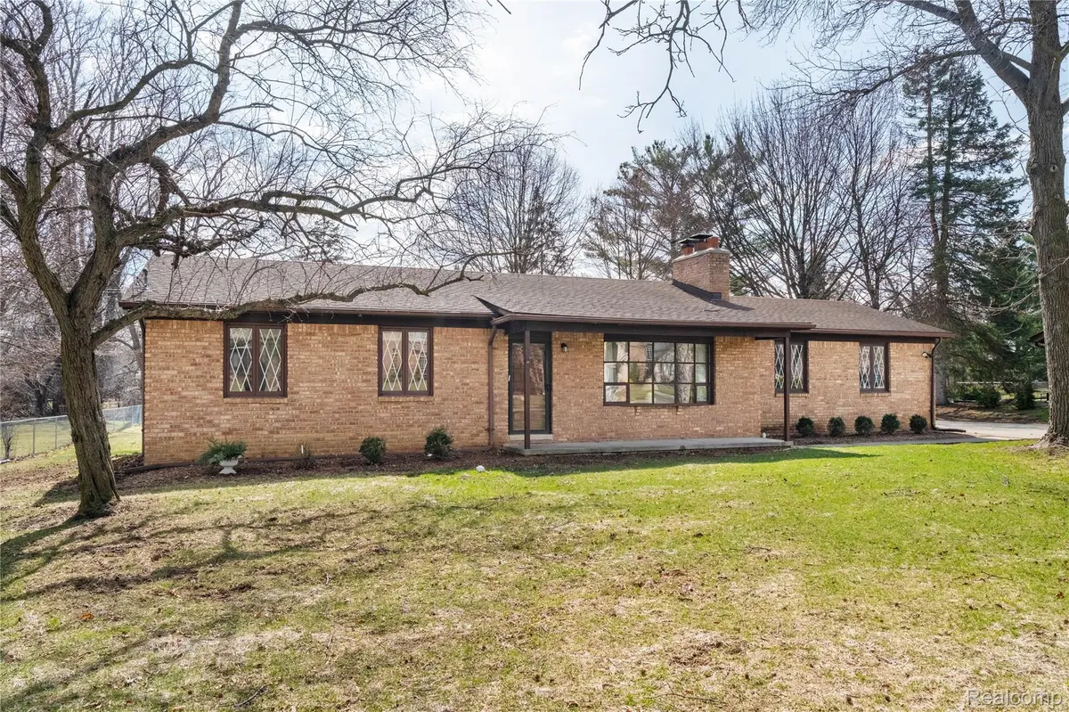 37715 Saint Martins ST, Livonia, MI 48152