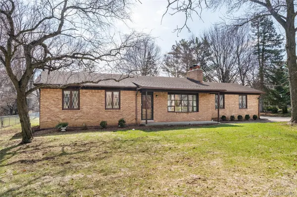 37715 Saint Martins ST, Livonia, MI 48152