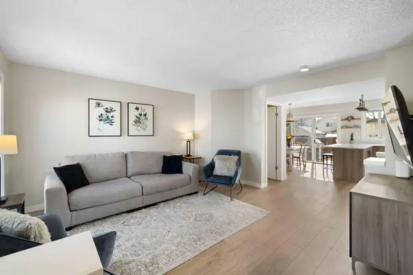 9 Elgin Mews SE, Calgary, AB T2Z 4J9