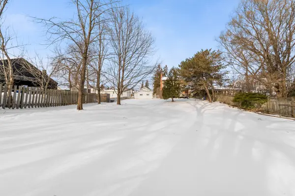 2386 Sovereign ST, Oakville, ON L6L 1L8