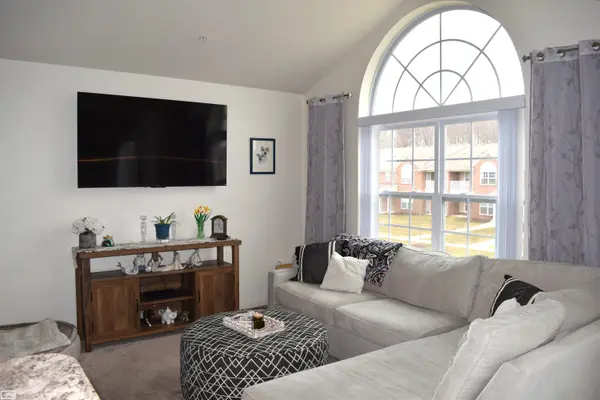 22053 Aberdeen DR, Macomb Twp, MI 48042