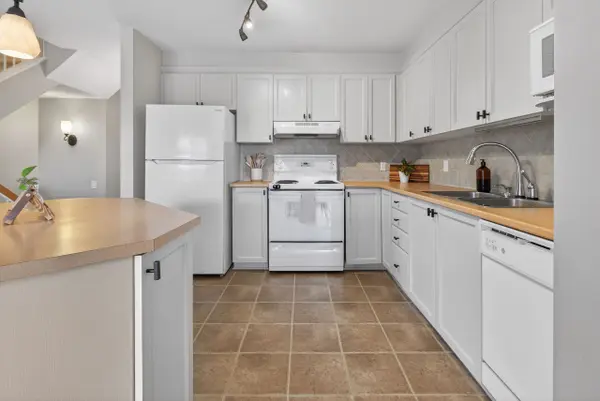 404 Hillsboro Private #74, Kanata, ON K2M 3A8