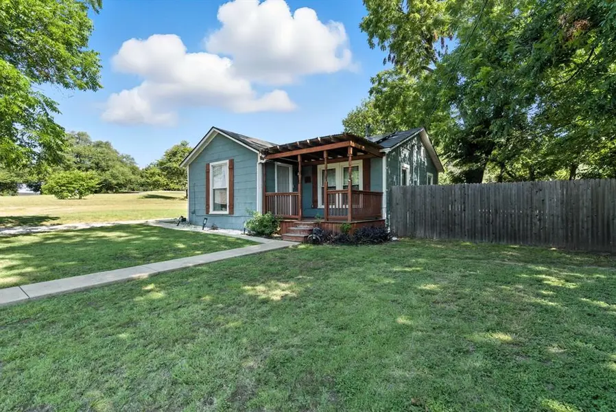 116 W 7th Street, Weatherford, TX 76086