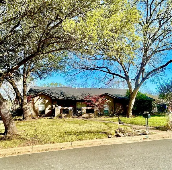 1900 Cripple Creek Drive, Euless, TX 76039