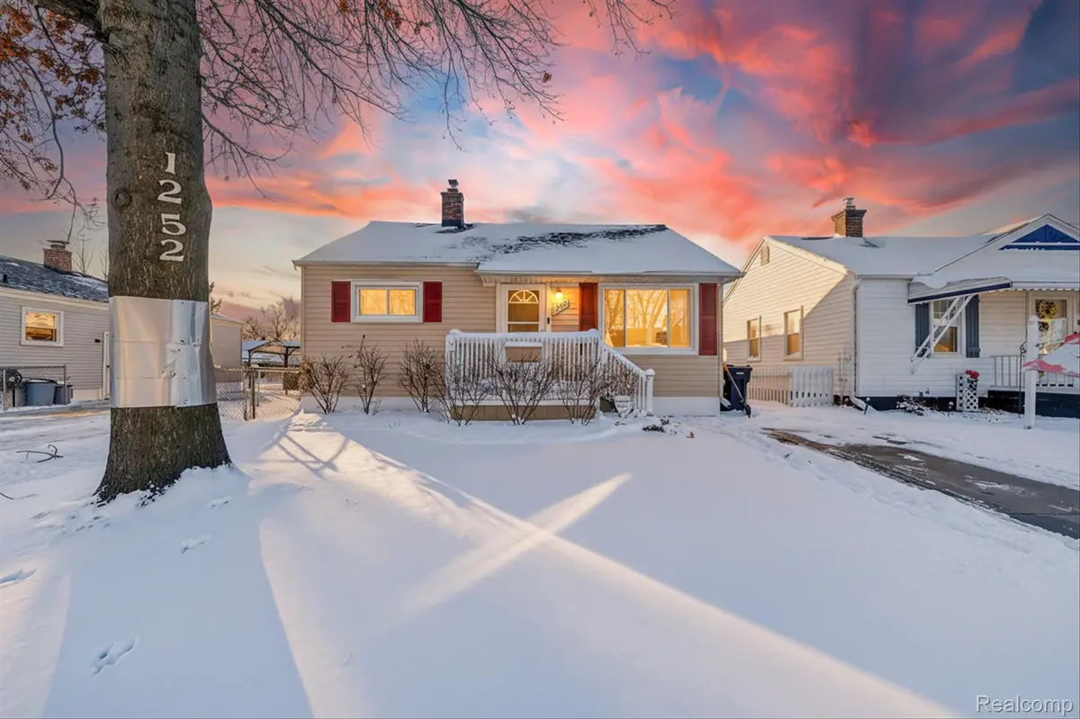 1252 8th ST, Wyandotte, MI 48192