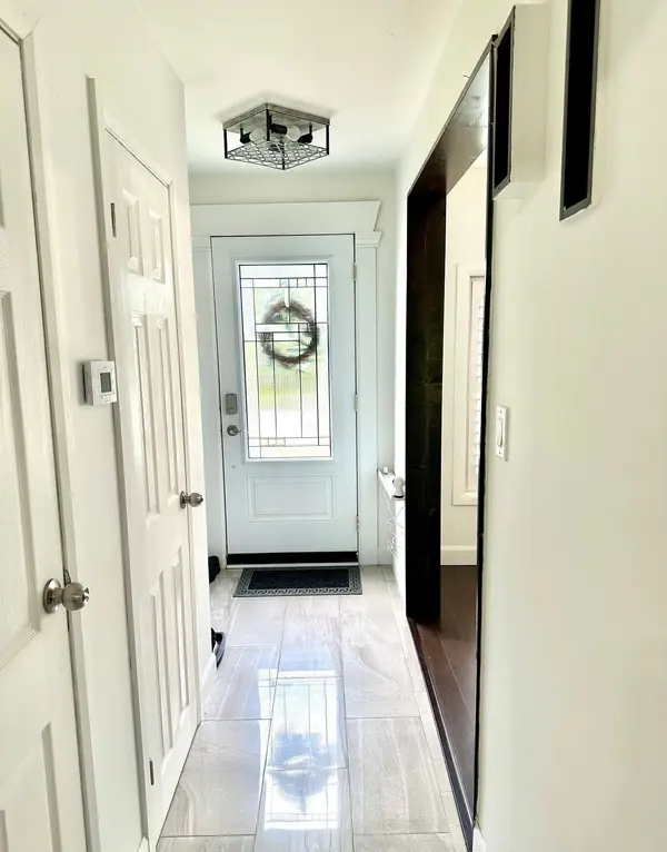 19 Richardson DR, Aurora, ON L4G 1Z2